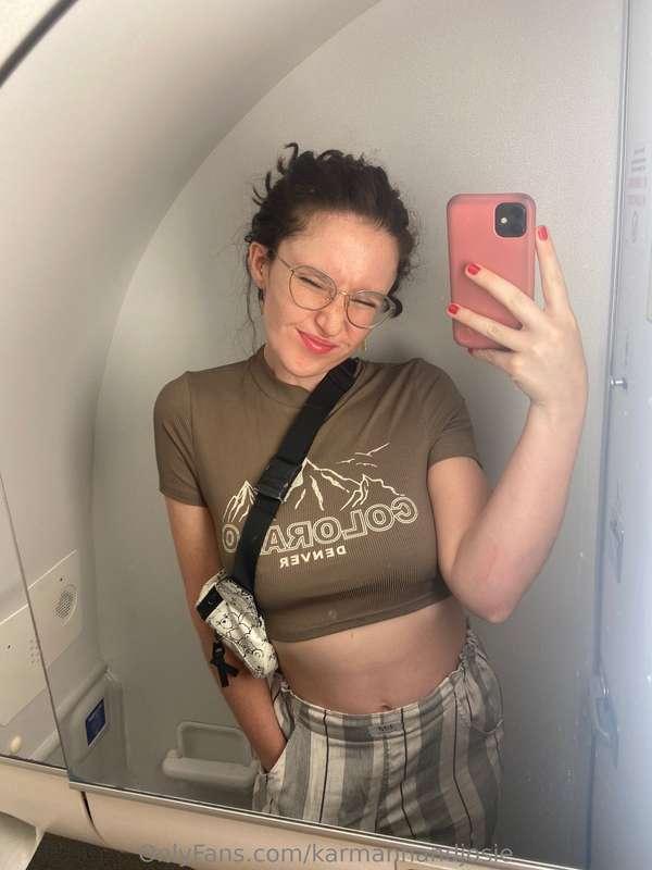 And we’re off ✈️ _swipe right to lift my top up!_