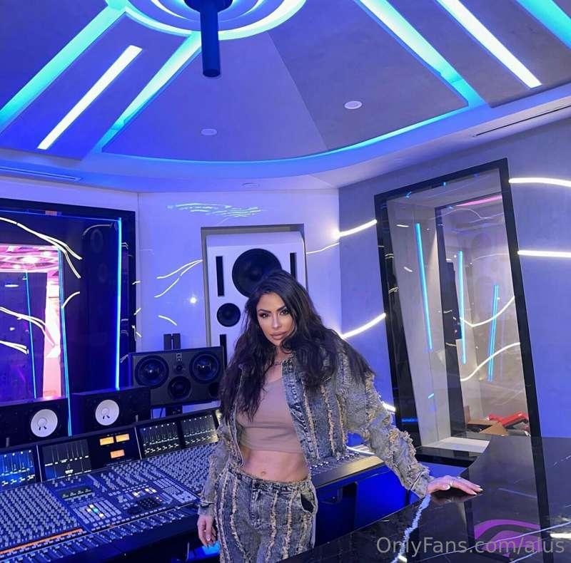 I take my meetings in space ships 🛸