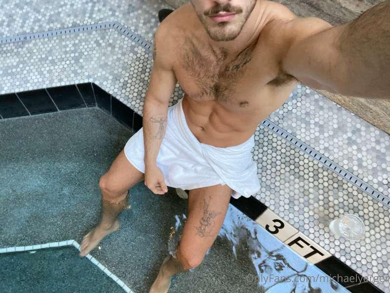 what happens when you’re alone in a public spa … 🧐 let’s jus..