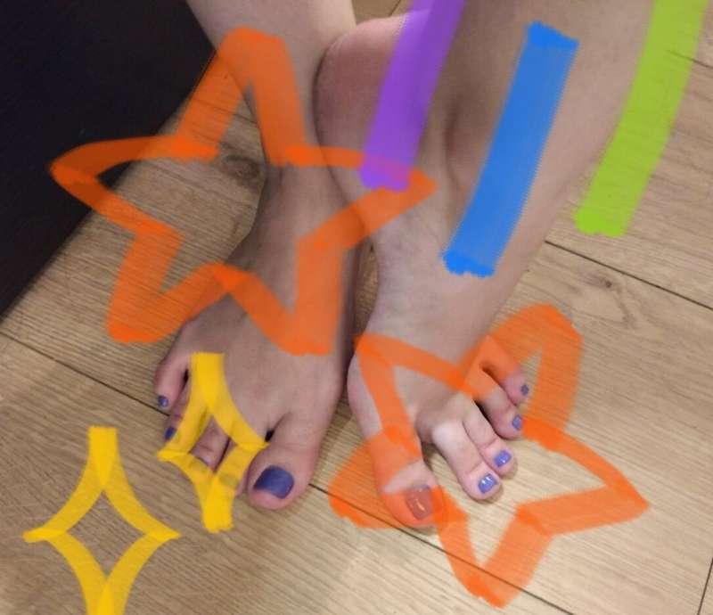 👣Mmmmm patassss 👣👣👣👣

F33t f3tish 💕 do you like my nail colo..