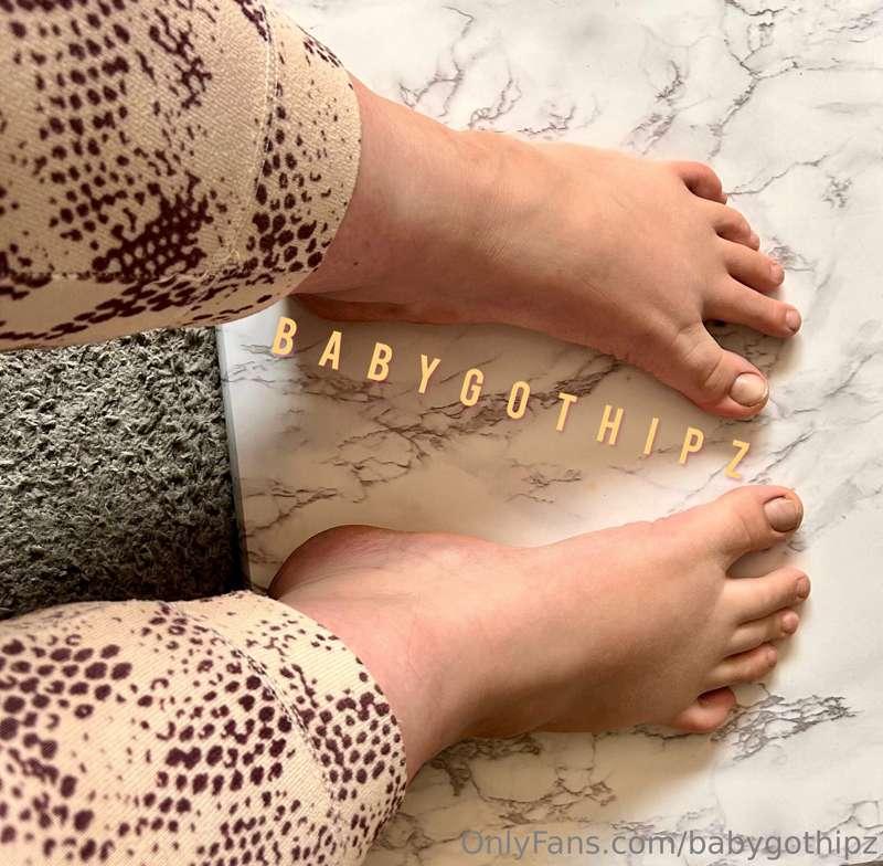 Had a request for some sexy feet photos🦶🏻😈 

Would you guess..