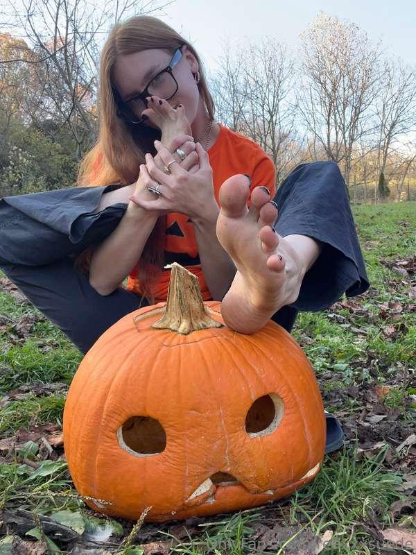 All I want for Halloween is for you to cum on my dirty feet ..
