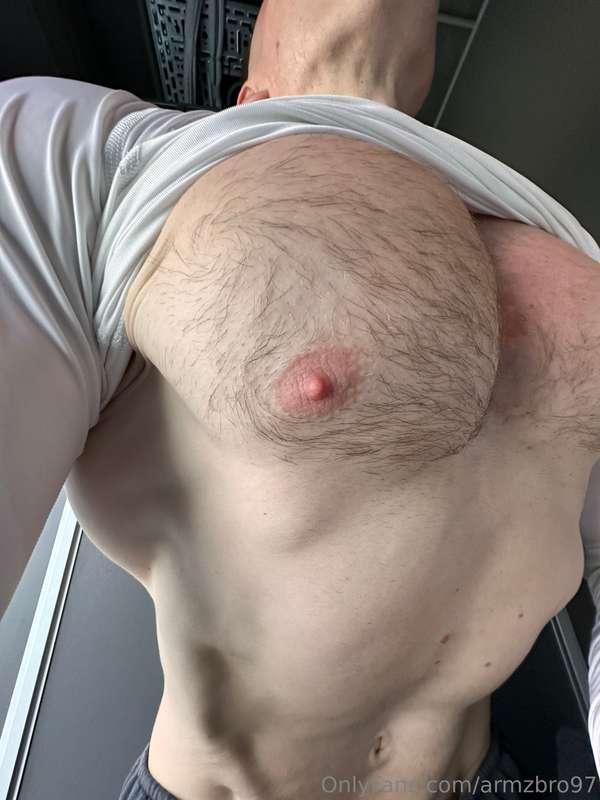Eat that chest n nips😉💪