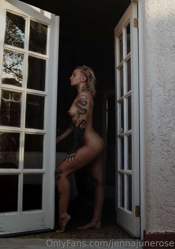 Your local naked neighbor 💁🏼‍♀️