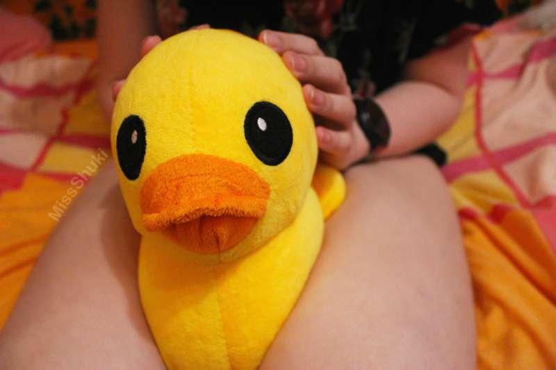 I kinda feel bad for the duck now... I'M SO SORRY, DUCK! (╥﹏╥) #vtuber #thighs #free #fyp
