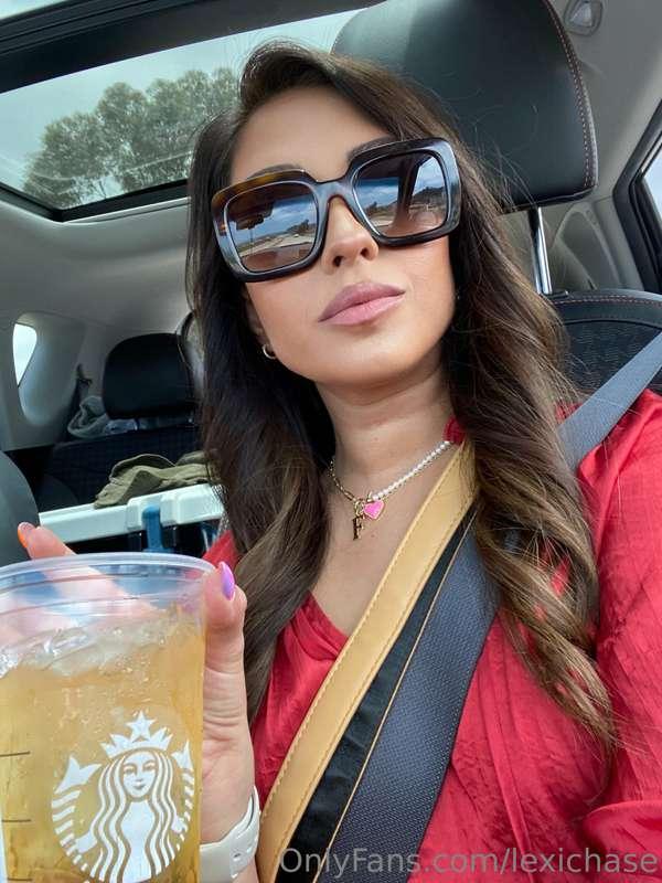 Good afternoon SIMPS! 💃🏻 heading to a party! Ready to soak i..