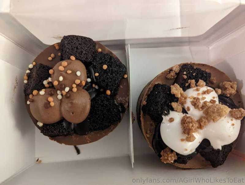 Why get one dessert when u can get two 🤤