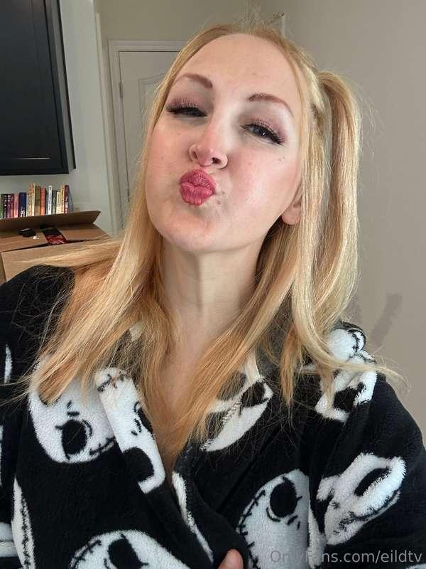 It's my birthday!!!!!!! HOT HOT HOT stuff drops on @stephani..