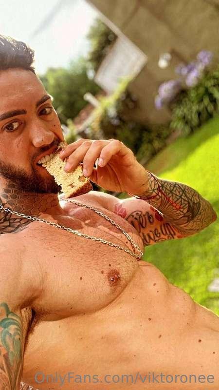 Eating cake 🍰 I wish it was a butt! Who's up for it ?🍑🍑