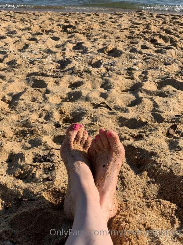 Does someone want to help me get the sand off my feet? ;)