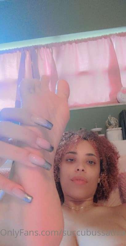 Fresh pink soles straight out of the shower 🦶🏽🚿 pay to see i..