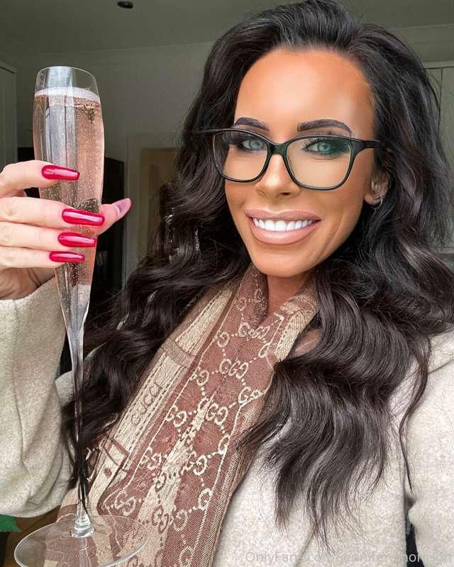 Not my usual content but I thought I’d double post today!! 🥂
