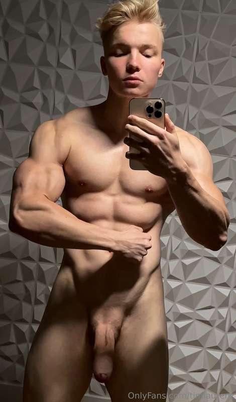 Be honest! How long could you resist sucking my cock?😌