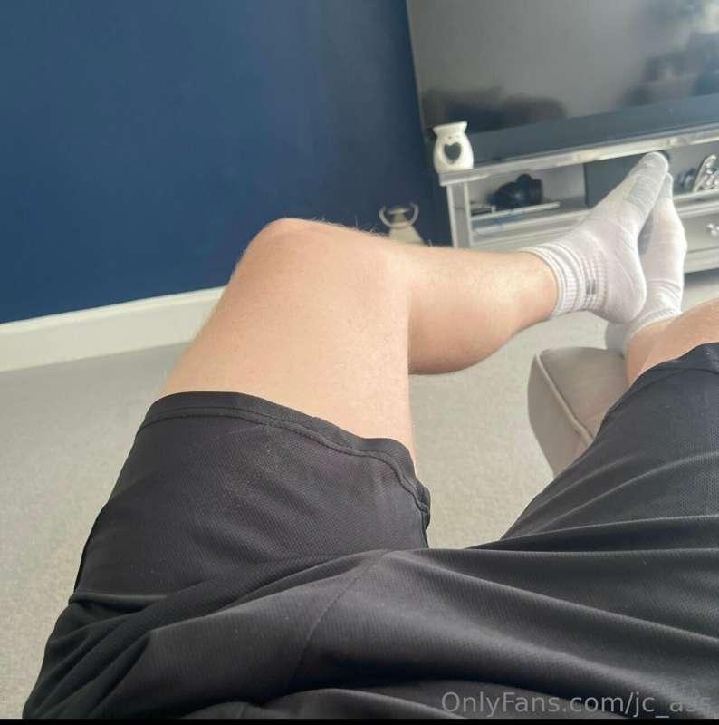 Cum💦 and tell me what you think of my legs 😏