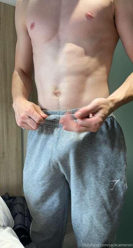 who doesn’t love a man in grey joggers, especially when thei..
