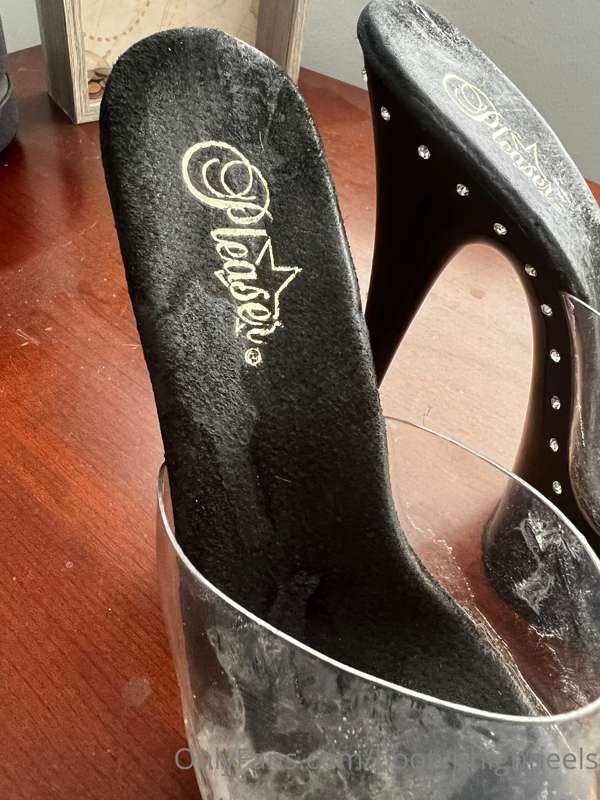 Trying to get a much cum in my fuck-me heels as possible. Ca..