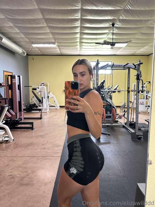 Started my day off with a nice booty workout 🍑