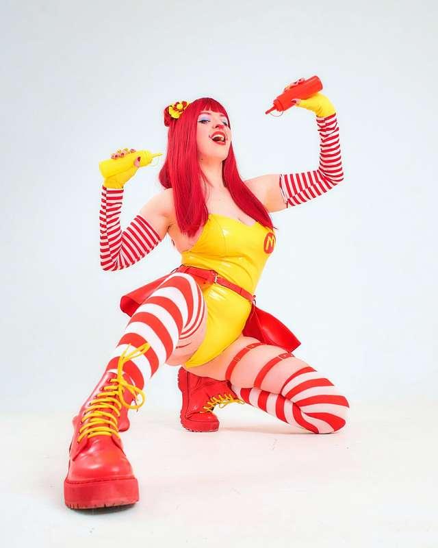 Is this the sort of clowning around you want?❤️💛