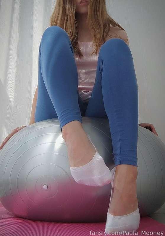 I'm starting the new week with a little exercise 😇
#pedsocks #sockgirl #whitesocks #socks #leggings #yogapants #sockfetish #footfetish #girlnextdoor #cute