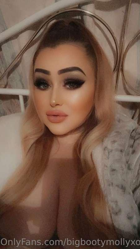 Good evening boys 😈 who’s ready for some naughtiness later? ..