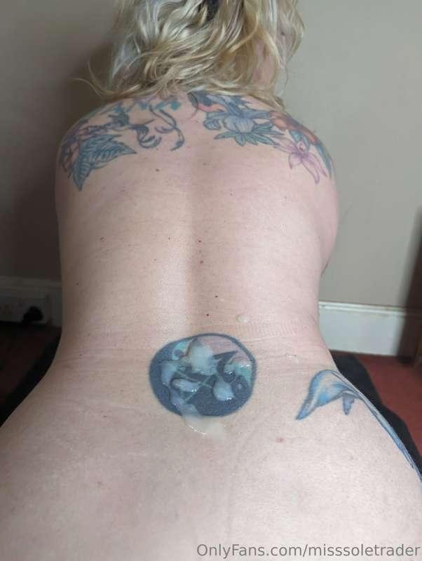 A Fan over @mssoletrader wanted to see my tramp stamp drench..