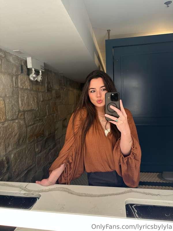 Kisses to all my fans ♥️ come say hi 