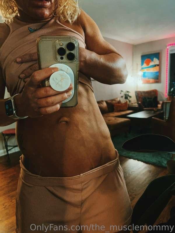 You know you’re getting lean when the ab veins start to show