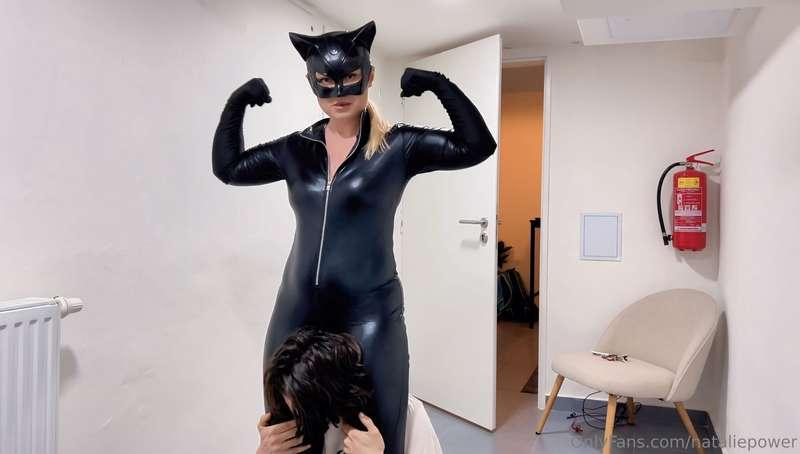 Ahahahaha, poor baby, you don't want to be headscissored? We..
