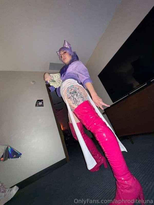 Would you guys be interested in me doing sexting sessions? 👀..