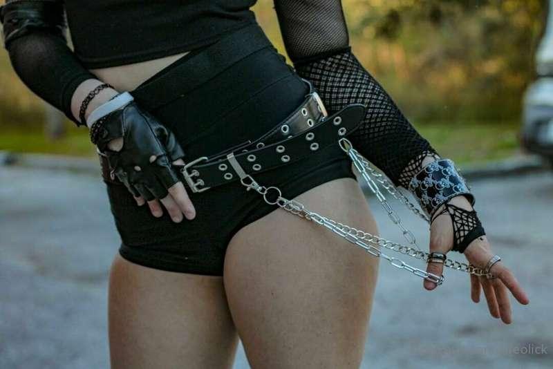 A little outdoor goth photo dump for you all! So sorry for b..