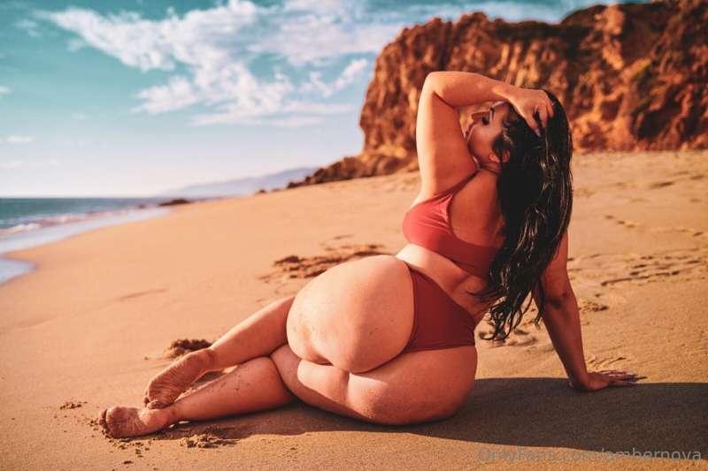 Juiciest ass on the beach