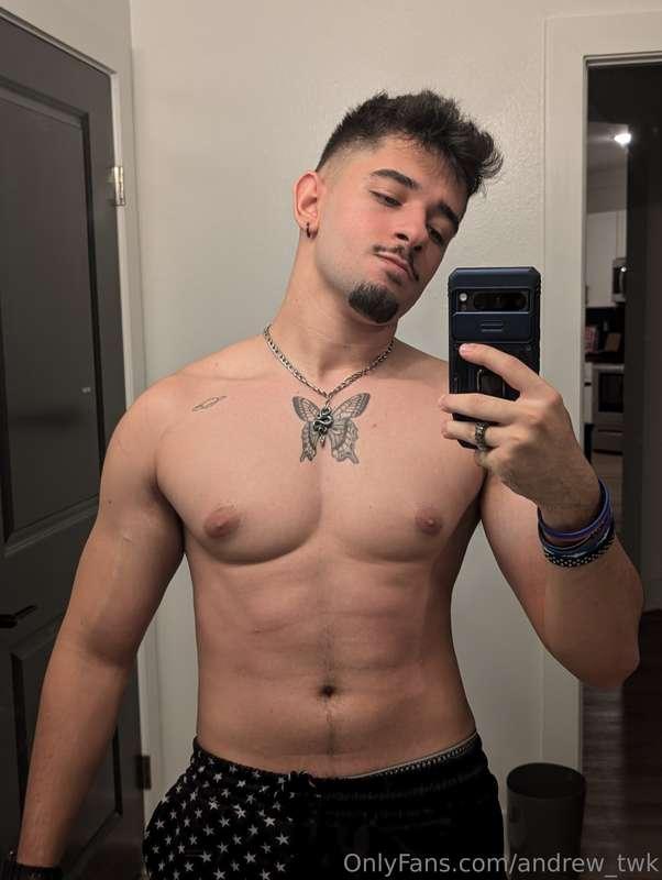 Gains so good, even the mirror's mirin' 💪 😏