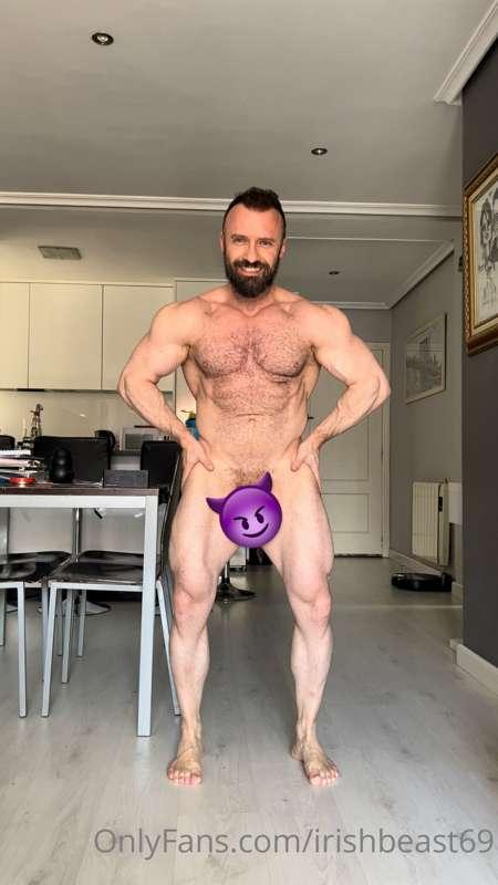 Just me here posing naked 😈🍆