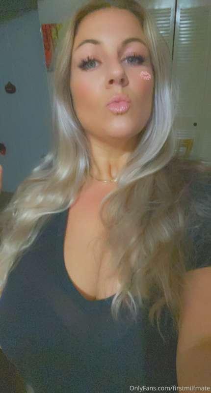 Wishing you a breast week! xoxo🖤 @captainbigtits
