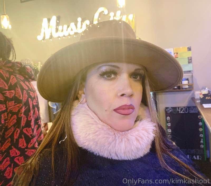 Way too cold out there these days who warming me up🔥