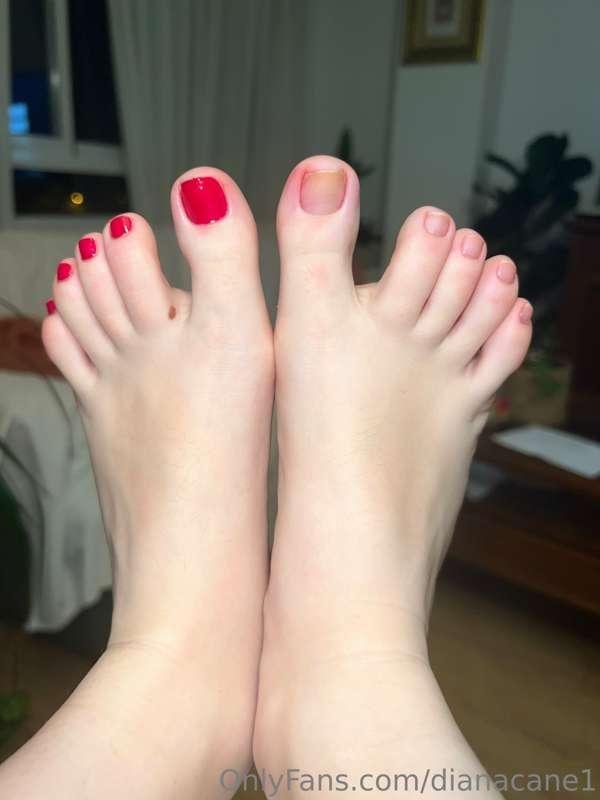 unpainted nails or red nails? 💅🏻