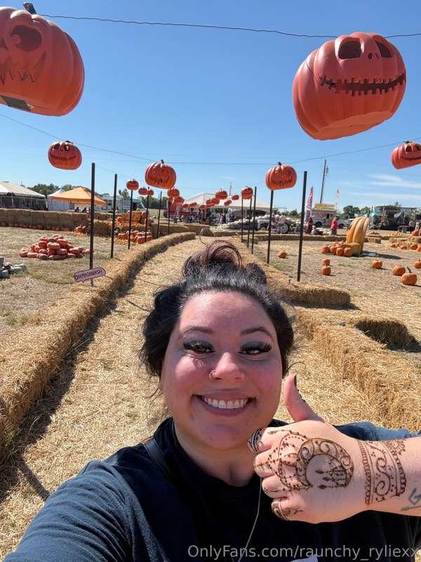 Good afternoon! Went to a pumpkin patch today 🎃 so cool👻