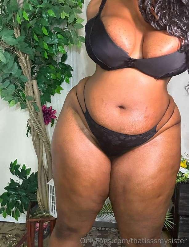 Imagine talking bad about natural bodies like stretch marks ..