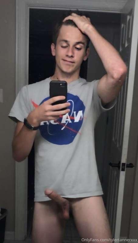 I found this nude from when I was freshly 18. I thought this..