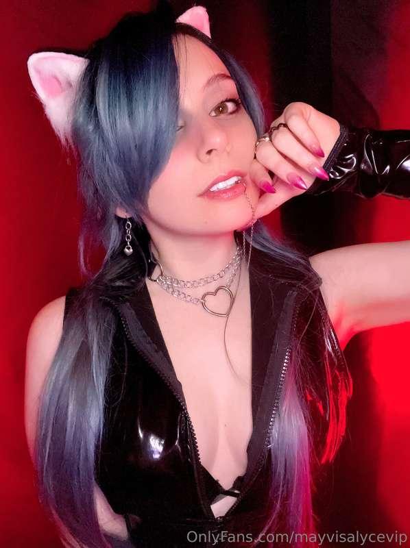 Do you like the new hair color? 🖤