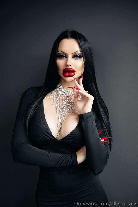 Look like a mistress, taste like a goddess 👅