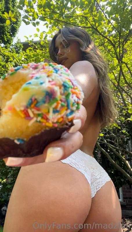 It’s my Birthdayyyyy check your dms🤍🧁👅