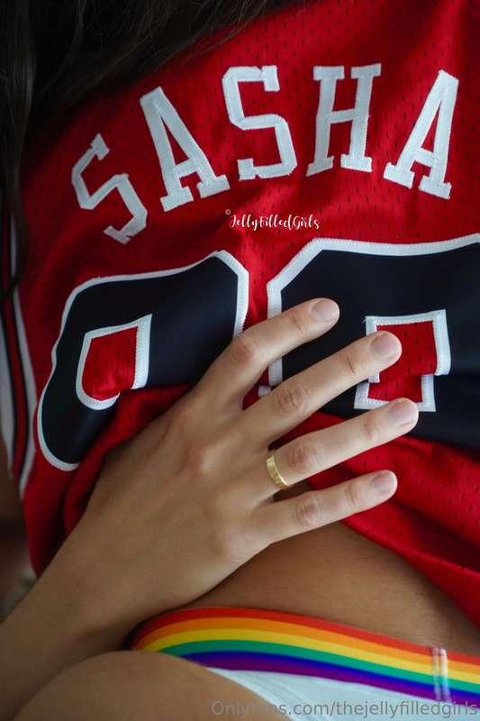 Game on, cuties! 🏀💦 Two minutes to halftime ⏱ and Sasha took..