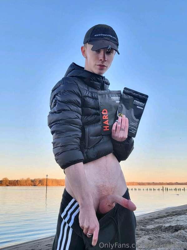 Suck me at the nude beach? 🍆