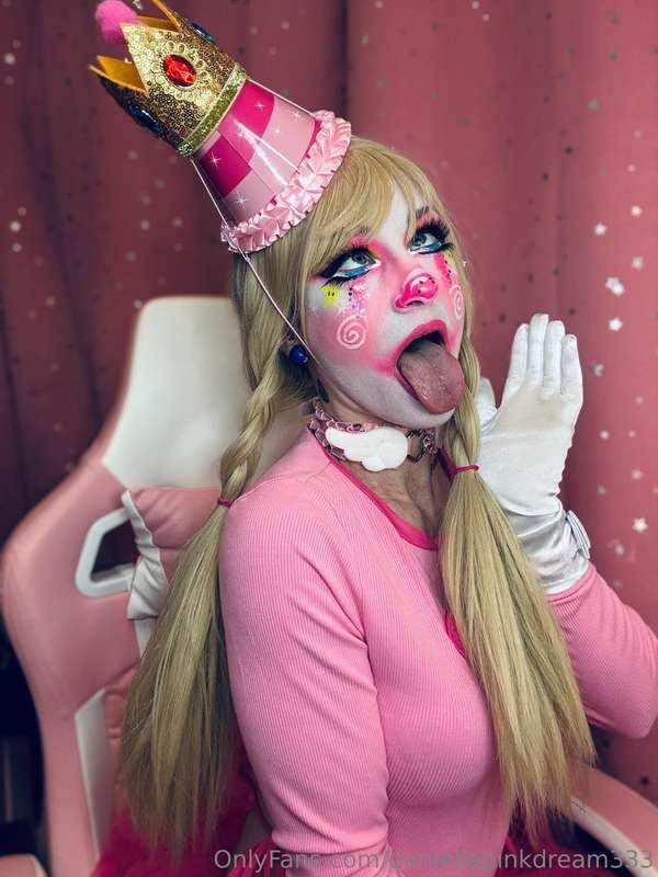 31 Days of Halloween Makeup Day 28: Princess Peach with a cl..