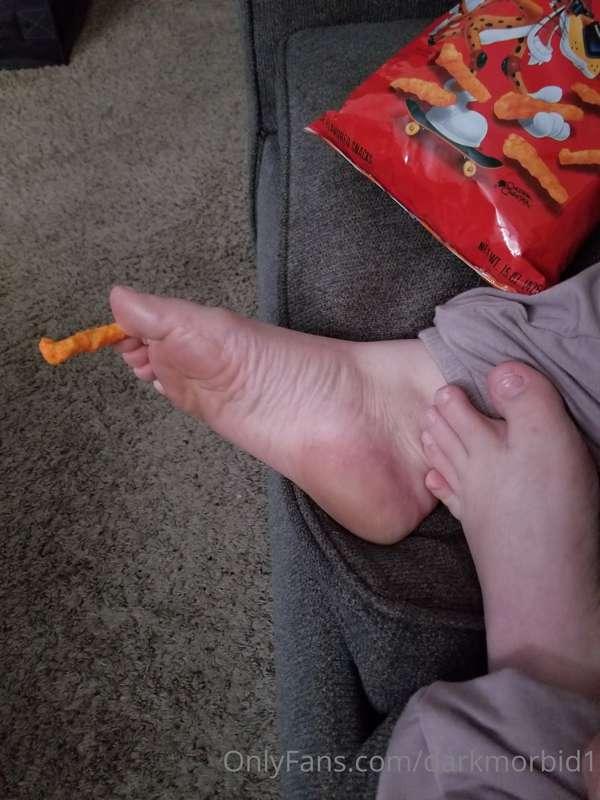 I like cheetos, do you? Would you eat it from my foot? 🤔