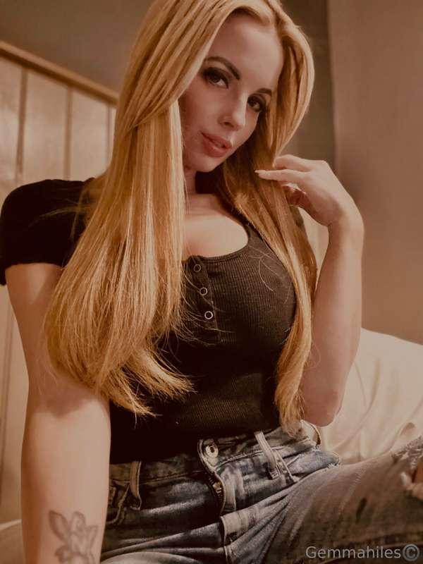 Jeans so tight they leave nothing to guess — or undress. 👖🔥