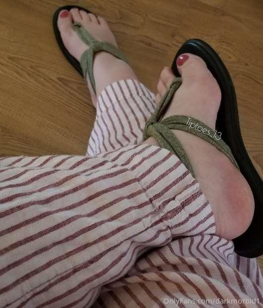 Ooooh baby those sandles make you weak. So desperate to simp..