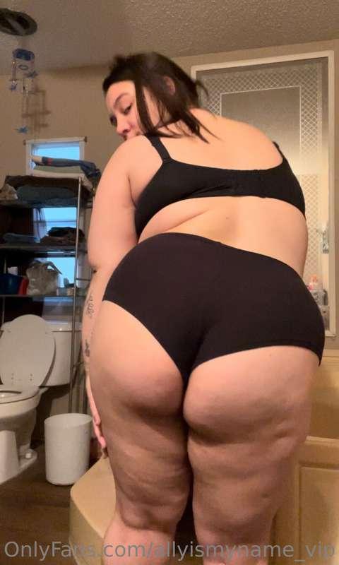 Your big booty mommy misses you. 

I’m always here to grind ..