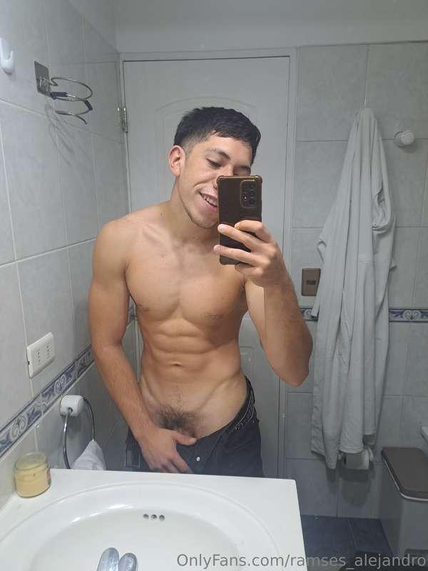Asi mismo pero en el bañito de tu casa luego de haberte foll..